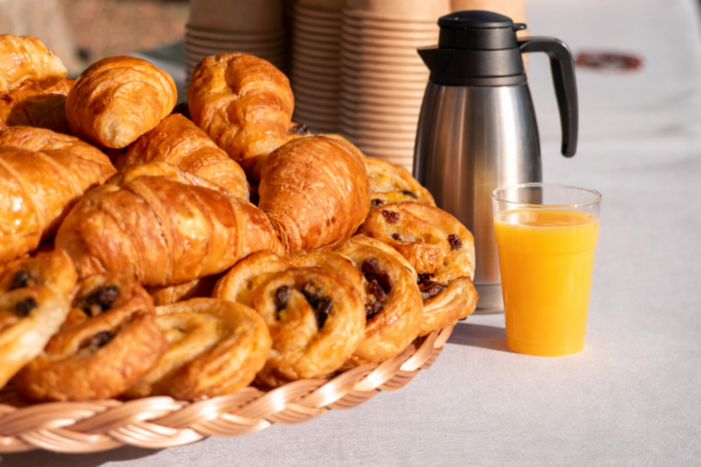 Petit déjeuner traiteur traditionnel français viennoiseries